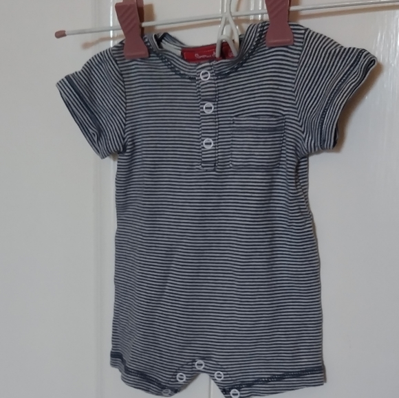 Set of three 000 onesies - Picture 6 of 7